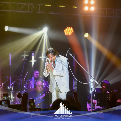 Roberto Carlos llena de emociones y magia Poliforum León en el gran cierre de su gira internacional